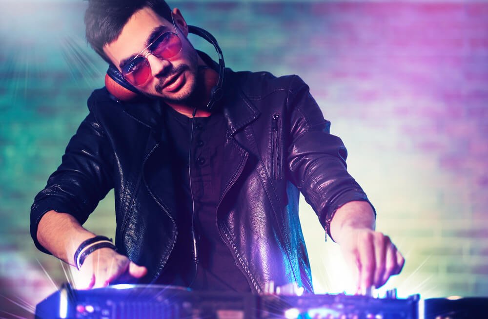 5 top signs that show you have hired the best wedding DJ on earth